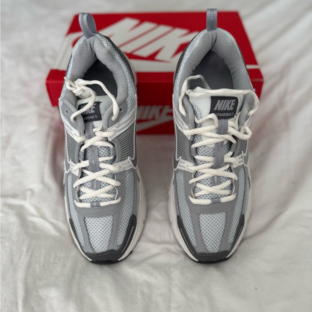 Authentic 2024 Vomero 5 "Pure Platinum Metallic Silver".